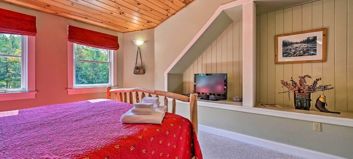 Cozy Apt w/ Hot Tub & Deck, 10 Mi to Stowe Resort! Hotels in Lamoille County
