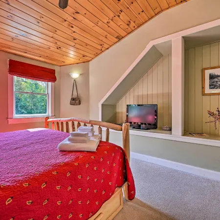 Cozy Apt w/ Hot Tub & Deck, 10 Mi to Stowe Resort!