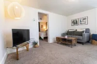 Modern & Private-Outdoor Theatre, A/C, King Bed - Homestays