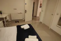 Leeds 3 Bed En-Suites Apartment Retreat- Sleeps 9 - 2-Star