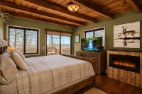 Cabin Mountain View Retreat • Hot Tub, Game Room, Fire Pit, Pizza Oven - 3성급