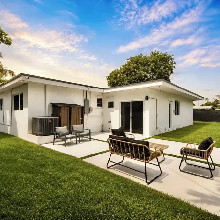 Hollywood Luxury Retreat with Arcade