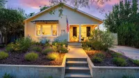 Lavender Porch by Avantstay Designer Bungalow + Fire Pit Near Downtown, Paso - 4-Star