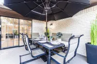 🚨Dallas Luxury Modern Home- Heated Salt Pool and Spa 🏊 4 Bedrooms Sleeps 14+ - สระว่ายน้ำส่วนตัว