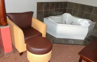 Red Roof Inn & Suites Detroit - Melvindale/ Dearborn - Motels