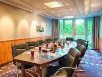 نزل هوليداي مطار كولونيا بون Hotels near محطة مترو رات هيومار