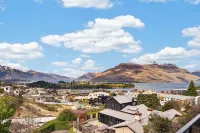 Ellen's Luxury Queenstown Lake View Escape - Villas