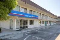 Motel 6 Porterville, CA - parking
