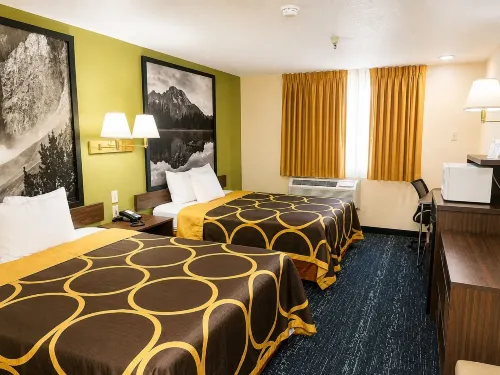 Super 8 by Wyndham Rawlins - Pet friendly