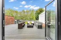 Modern 3 Bed Home | Driveway | Spacious Garden - 2-Star