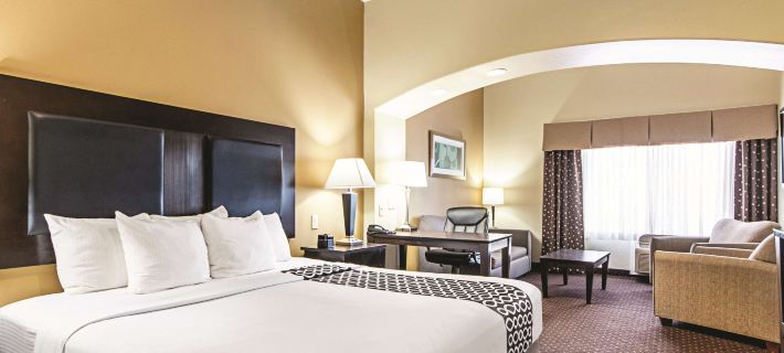 La Quinta Inn & Suites by Wyndham Houston New Caney Hotels in Montgomery County