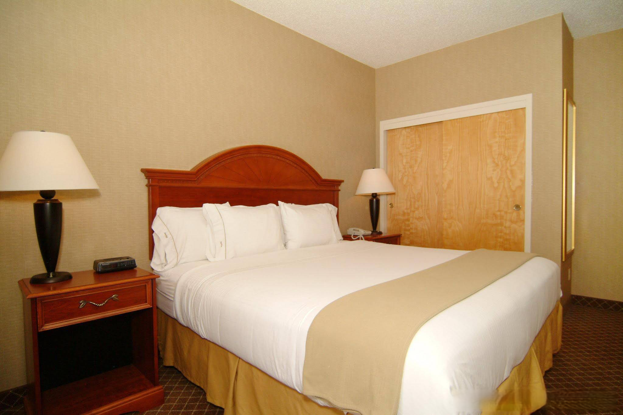 Holiday Inn Express & Suites - Interstate 380 at 33rd Avenue, an Ihg Hotel