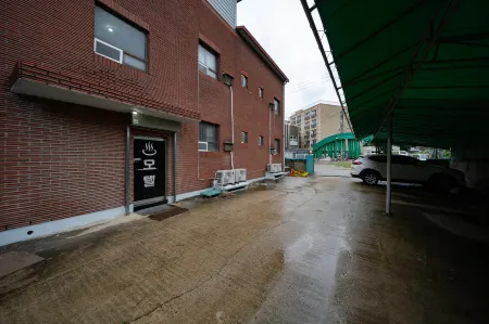 Yongin Mohyeon Motel Отели рядом с достопримечательностью «Yonin Natural Recreation Forest»