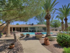 AZ Oasis! Heated Pool & Spa - Sport Court & Putting Greens Pool Table & Games!