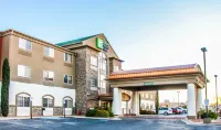 Holiday Inn Express & Suites Carlsbad 칼즈배드 호텔