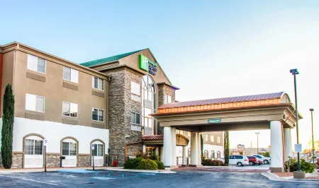 Holiday Inn Express & Suites Carlsbad by IHG Отели рядом с достопримечательностью «Парк Десерт Уиллоу»