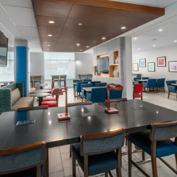 Holiday Inn Express & Suites BRANDON by IHG