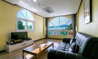 Tongyeong Beach Castle Hotel