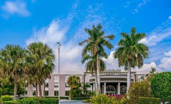 La Quinta Inn & Suites by Wyndham Naples Downtown