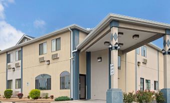 Travelodge by Wyndham St. Louis