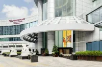 Crowne Plaza Zhuhai City Center（Qinglv Road Seaside Swimming Pool Branch） Hôtels à : Zhuhai