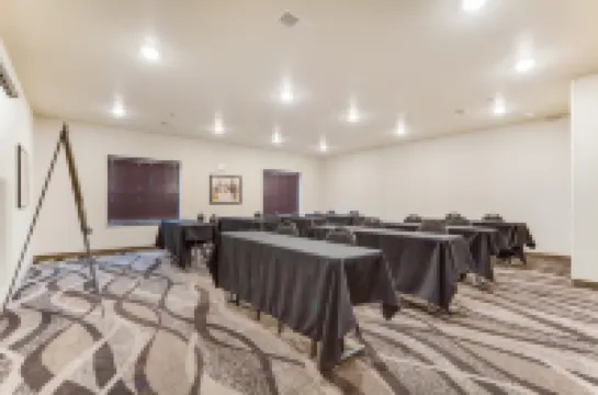 Cobblestone Hotel & Suites - Cozad