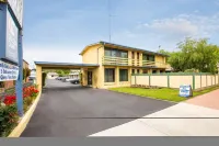 Mid City Motel - parking