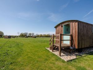 Honeysuckle Farm Hut 4 - Suffolk Farm Holidays