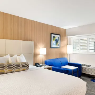 Best Western Red Coach Inn ウォーメモリアル・オペラハウス周辺のホテル