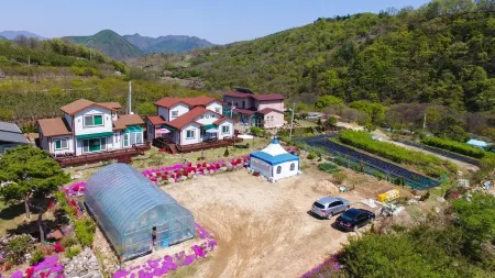 Goesan Lapine Couple Pension Отели рядом с достопримечательностью «Shinpoong Hanji Maeul»