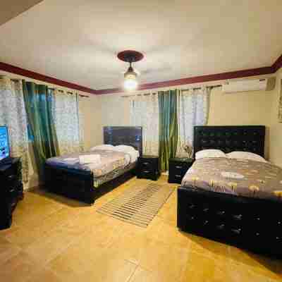 Lovely 2 Bedroom Condo with Pool and Hot Water Rooms