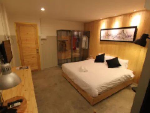 P24 at Kaset Hotel berhampiran Insee Chantarasatit Stadium