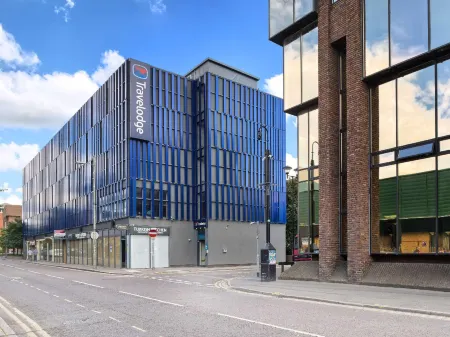 Travelodge Peterborough Alwalton Отели рядом с достопримечательностью «Longthorpe Tower»