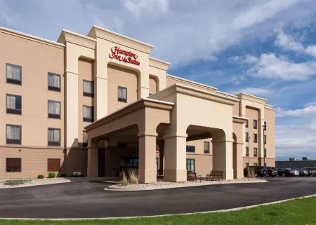 Hampton Inn & Suites Cedar Rapids - North Отели в г. Сидар-Рапидс