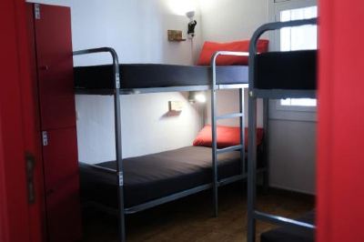 Bed In 6-Bed Dormitory Room Mana Mana Youth Hostel Photo