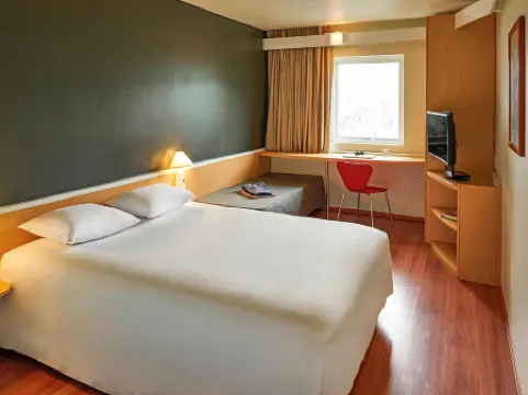 イビス モンテレー ヴァーリ