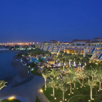 Al Raha Beach Resort and Spa Отели рядом с достопримечательностью «Пристань для яхт Яс»