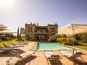 Villa with private swimming pool and golf