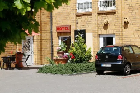 Hotel Märkischer Hof Отели в г. Тельтов-Флеминг