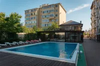 Monarch Hotel