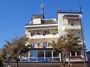 Hotel River Fronte Mare Con Piscina