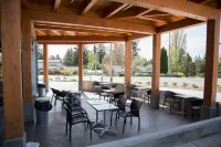 Pacific Point Market & Suites Отели в г. Пауэлл Ривер