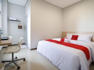 RedDoorz Plus Syariah near Mall Pondok Indah