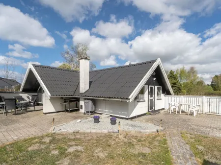 "Arnfin" - 160m from the Sea Отели в г. Лолланн