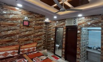 Luxury Flat in Foreigner Areof Lajpat Nagar with Fully Equipped Kitch