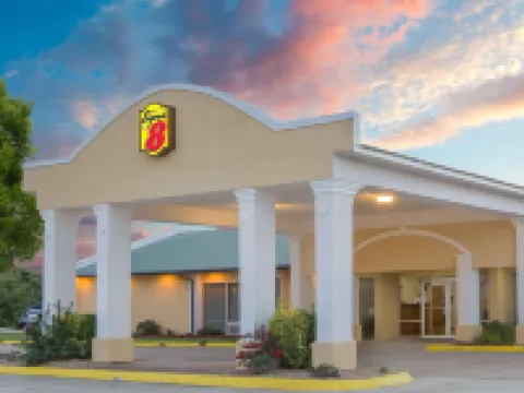 Super 8 by Wyndham Brinkley Hotels in Brinkley