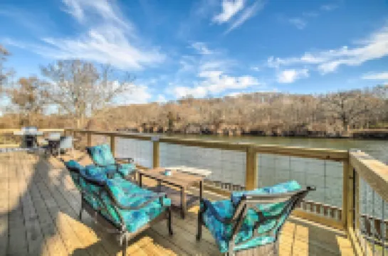 Charming Riverfront Retreat in Monticello! Hotels in Union Township