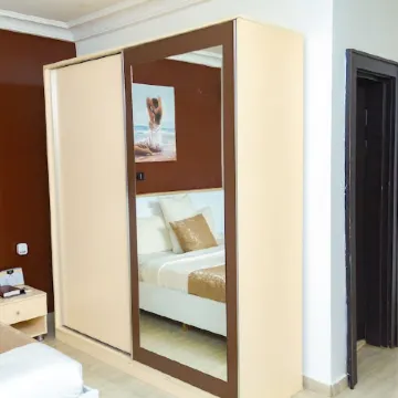 The Point Hotel & Suites