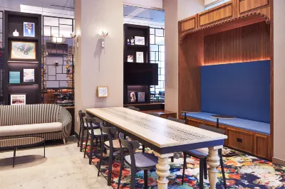 Hotel Indigo NYC Financial District Các khách sạn gần Pier 45