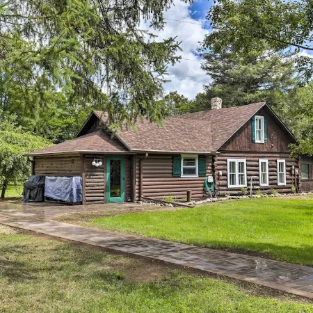 Dog-Friendly Park Falls Cottage w/ 5 Acres & Lake